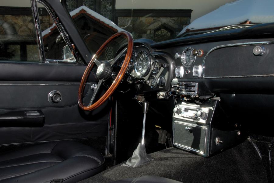 Интерьер Aston Martin DB6 1966 года  (фото 8 из 8)